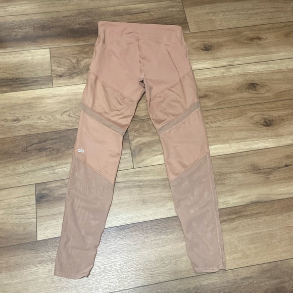 ALO Yoga Sheila High Waist Leggings in Henna EUC size M - Picture 3 of 5